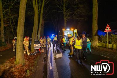 45 km-auto komt tot stilstand tegen boom Ottenweg Oldebroek - © NWVFoto.nl