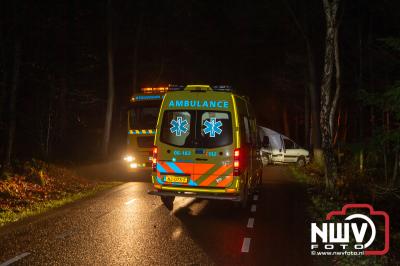 Bestuurder niet gewond na tegen boom tot stilstand te zijn gekomen. - © NWVFoto.nl