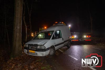 Bestuurder niet gewond na tegen boom tot stilstand te zijn gekomen. - © NWVFoto.nl