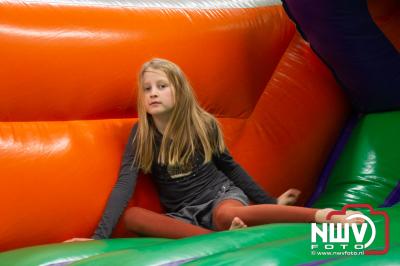 Sporthal omgetoverd tot springkussen speeltuin, kinderen genieten er volop van. - © NWVFoto.nl