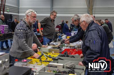 Honderden liefhebbers wisten de weg te vinden naar elektronica vlooienmarkt in MFC Aperloo. - © NWVFoto.nl