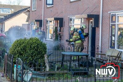 Bewoner met brandwonden met spoed naar het ziekenhuis. - © NWVFoto.nl