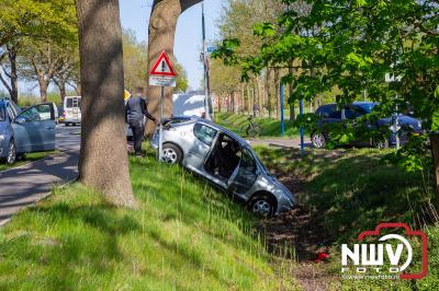 Afslaande auto ziet andere auto op de Zuiderzeestraatweg over het hoofd en beland in sloot. - © NWVFoto.nl