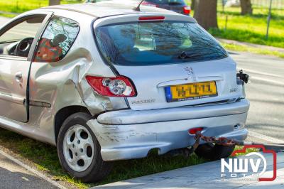 Afslaande auto ziet andere auto op de Zuiderzeestraatweg over het hoofd en beland in sloot. - © NWVFoto.nl
