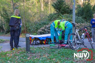 Automobilist ziet wielrenners over het hoofd bij het wegrijden vanuit de oprit. - © NWVFoto.nl