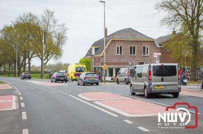 Auto bestuurder ziet motorrijder over het hoofd bij het oprijden van de Zuiderzeestraatweg in Doornspijk. - © NWVFoto.nl