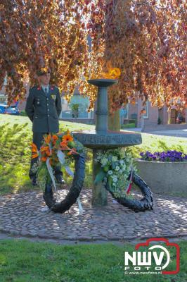 Door de gemeente Elburg en de Oranje vereniging werden kransen gelegd zonder publiek op het monument in het dorp. - © NWVFoto.nl