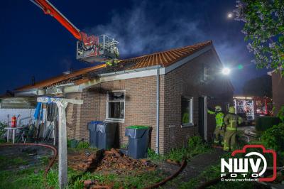 Bewoner van de Nijenbeekstraat in Elburg naar het ziekenhuis na woningbrand. - © NWVFoto.nl