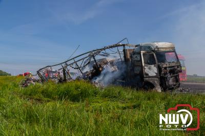 Vrachtwagen chauffeur ziet zijn vrachtwagen combinatie volledig uitbranden, hulpdiensten rukken massaal uit. - © NWVFoto.nl