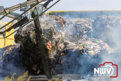 Vrachtwagen chauffeur ziet zijn vrachtwagen combinatie volledig uitbranden, hulpdiensten rukken massaal uit. - © NWVFoto.nl