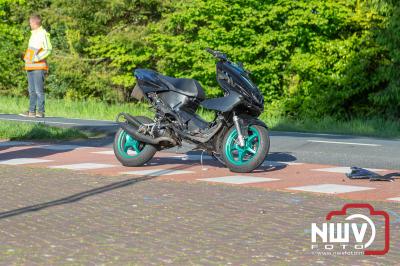Scooterrijder naar het ziekenhuis door aanrijding met auto Zuiderzeestraatweg Elburg - © NWVFoto.nl