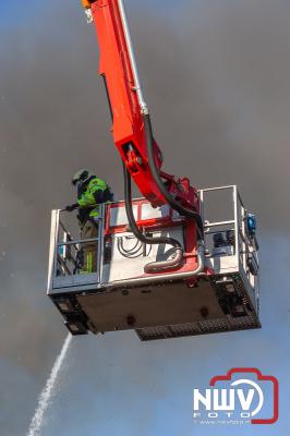 Grote brand legt boerderij volledig in as aan de Bovenheigraaf 't Loo bi Oldebroek. - © NWVFoto.nl