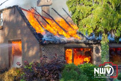 Grote brand legt boerderij volledig in as aan de Bovenheigraaf 't Loo bi Oldebroek. - © NWVFoto.nl