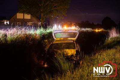 Bij een ongeval op de Leidijk in Kamperveen is een auto in de sloot beland, deze er door bergingsbedrijf Stouwdam uitgehaald. - © NWVFoto.nl