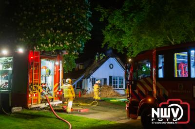 Jongens waarschuwen bewoners voor mogelijke brand. - © NWVFoto.nl