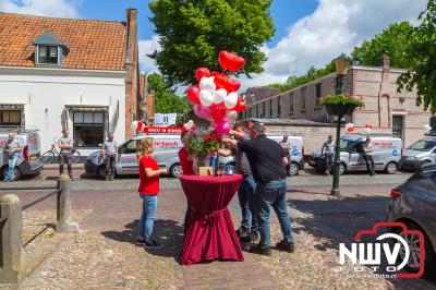 TMI-Bosch uit 't Harde verrast collega Robert en Miranda bij het verlaten trouwzaal in Elburg. - © NWVFoto.nl
