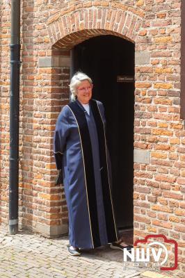 TMI-Bosch uit 't Harde verrast collega Robert en Miranda bij het verlaten trouwzaal in Elburg. - © NWVFoto.nl