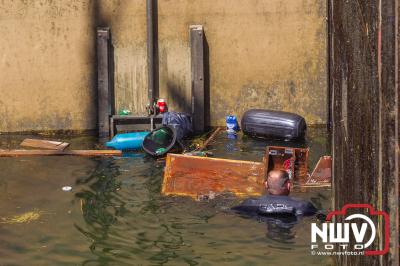 Sloep schept water en zinkt in sluis door dat touw aan haakse geleider bleef haken. - © NWVFoto.nl