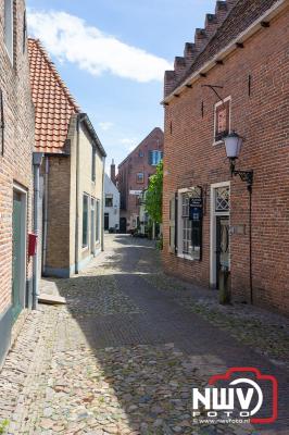 Diverse winkels open in Elburg ondanks dat de gemeente aangegeven heeft dat het niet was toegestaan op zondag. - © NWVFoto.nl