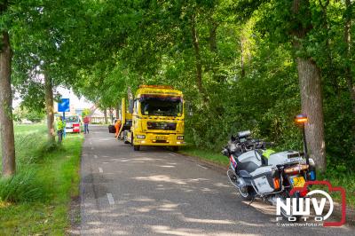 Auto rijdt diverse verkeersborden uit de grond en komt tot stilstand tegen boom. - © NWVFoto.nl
