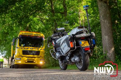 Auto rijdt diverse verkeersborden uit de grond en komt tot stilstand tegen boom. - © NWVFoto.nl
