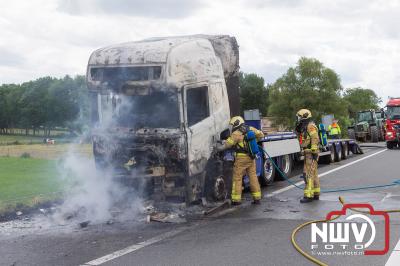 Bestuurder vrachtwagen kon trekkers die hij vervoerde op de dieplader nog redden. - © NWVFoto.nl