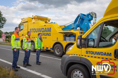Bestuurder vrachtwagen kon trekkers die hij vervoerde op de dieplader nog redden. - © NWVFoto.nl