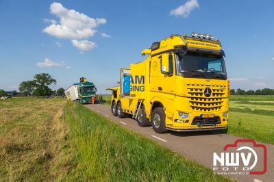 Vrachtwagenchauffeur ziet hoge gras in greppel aan voor berm. - © NWVFoto.nl