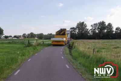 Vrachtwagenchauffeur ziet hoge gras in greppel aan voor berm. - © NWVFoto.nl