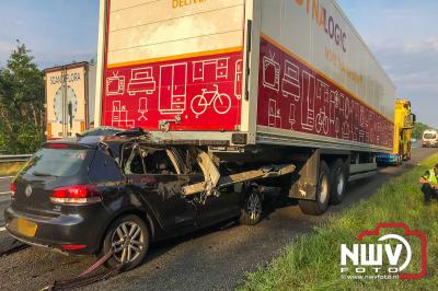 Auto rijdt achter in vrachtwagen A28 Li 55.6 , bestuurder met onbekend letsel naar het ziekenhuis. - © NWVFoto.nl