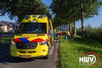 Bestuurder naar het ziekenhuis na dat hij achter op de voor hem rijdende auto knalde. - © NWVFoto.nl