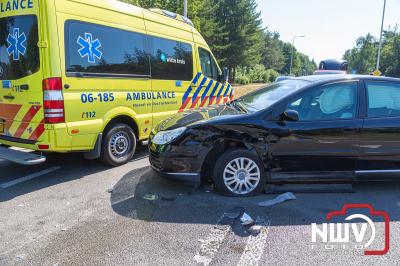 Bestuurster kan na onderzoek in ambulance zelf haar weg vervolgen, na ongeval op de Eperweg en afrit A28 in Nunspeet - © NWVFoto.nl