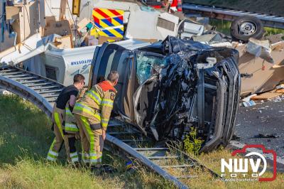 Middel HV bij ravage op N50 Kampen na ongeval camper en drie auto's waarbij zestien personen betrokken waren en zeven gewond raakte. - © NWVFoto.nl