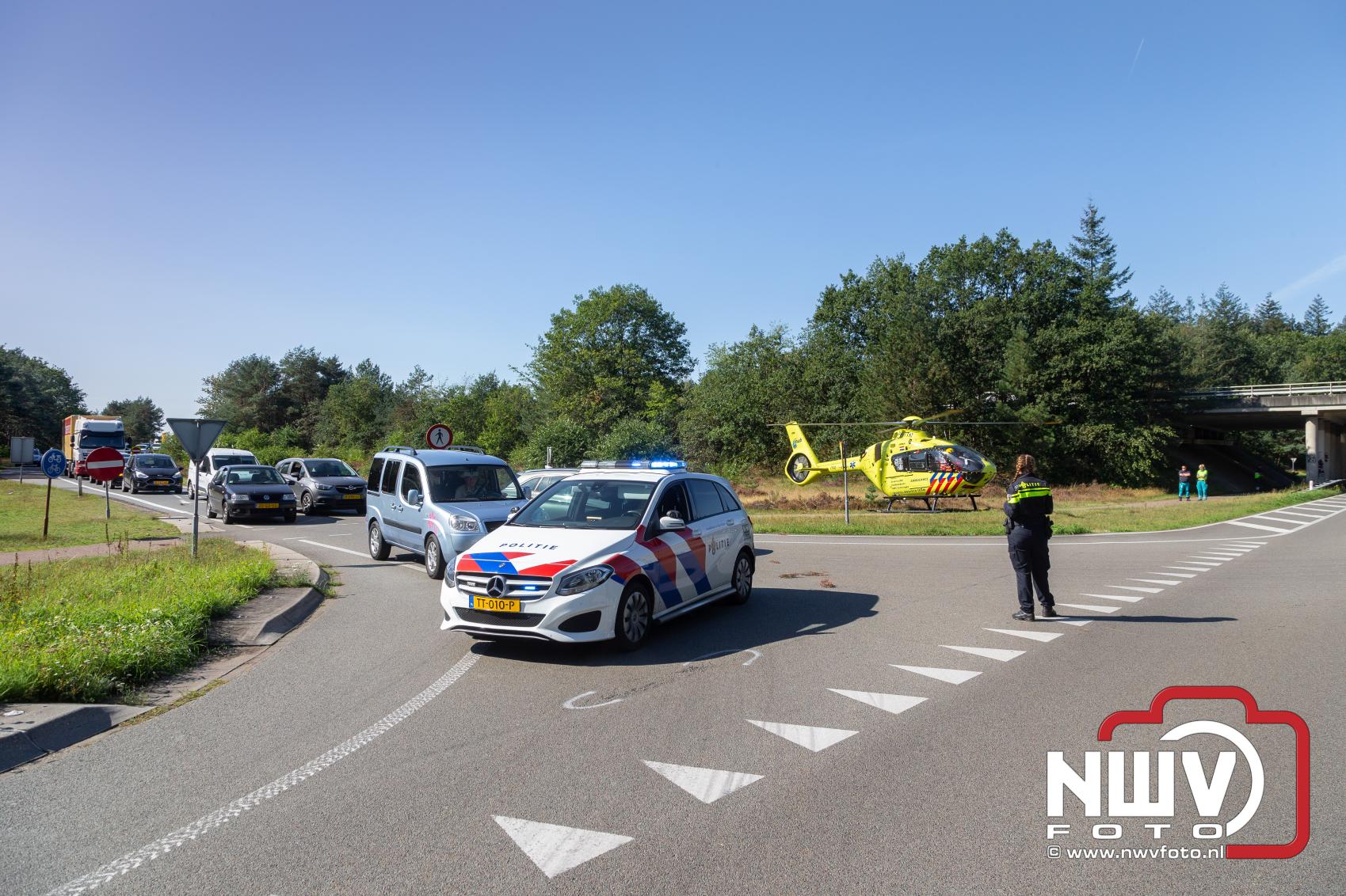 Traumahelikopter landt in Nunspeet voor ondersteuning medische inzet Oldebroek - © NWVFoto.nl