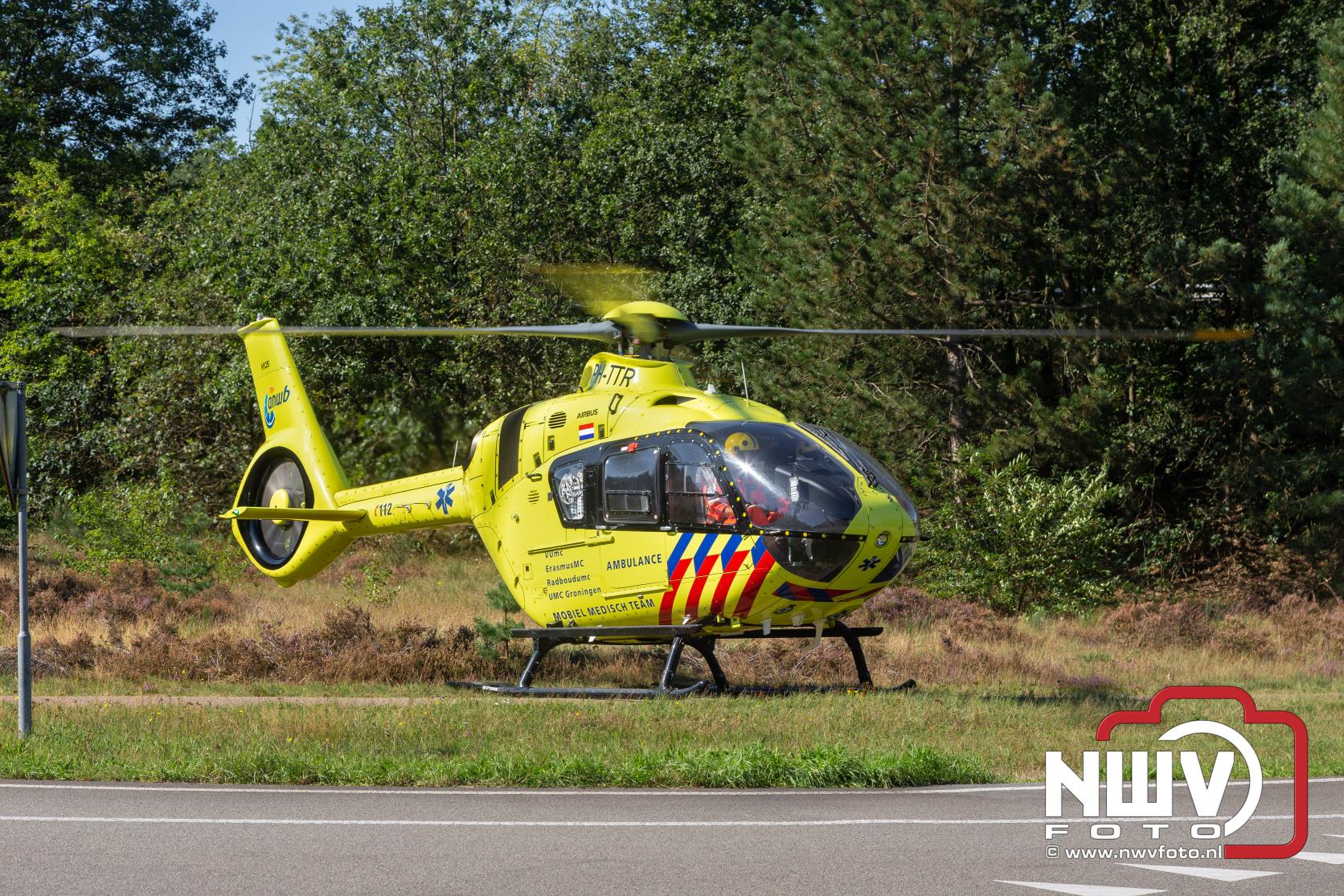 Traumahelikopter landt in Nunspeet voor ondersteuning medische inzet Oldebroek - © NWVFoto.nl