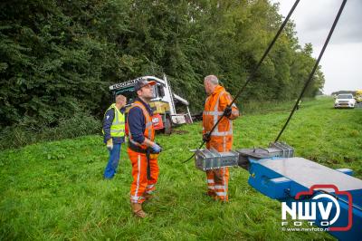 Berging vrachtwagen uit sloot. Onwel geworden chauffeur is vermoedelijk de oorzaak van dit ongeval op de A6 bij Nagele. - © NWVFoto.nl