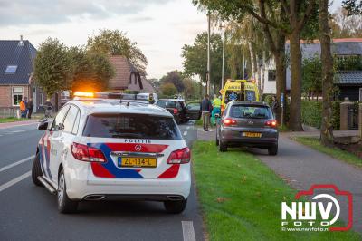 Drie auto's botsten op de Zuiderzeestraatweg West in Doornspijk op elkaar, doordat een bestuurder vermoedelijk een bekende zag fietsen. - © NWVFoto.nl