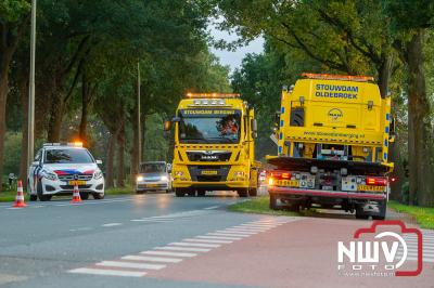 Drie auto's botsten op de Zuiderzeestraatweg West in Doornspijk op elkaar, doordat een bestuurder vermoedelijk een bekende zag fietsen. - © NWVFoto.nl