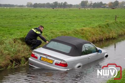 Bestuurder met ambulance mee, nadat hij met zijn auto in de sloot naast de Westerweg terecht was gekomen in Oldebroek. - © NWVFoto.nl