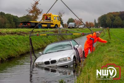 Bestuurder met ambulance mee, nadat hij met zijn auto in de sloot naast de Westerweg terecht was gekomen in Oldebroek. - © NWVFoto.nl