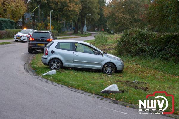 Auto slaat over de kop in bekende bocht Stadsweg 't Harde - © NWVFoto.nl