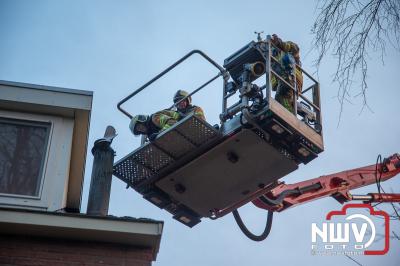 De Elburger brandweer heeft het schoorsteen kanaal geveegd met behulp van de hoogwerker aan de Tra na brandje in dit kanaal. - © NWVFoto.nl