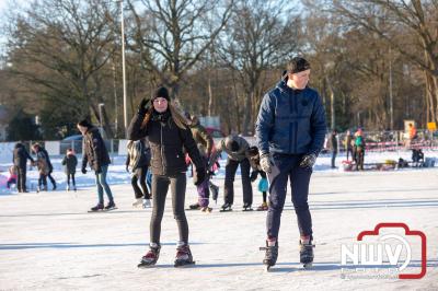 Na hard werken door de vrijwilligers van ijsbaan  - © NWVFoto.nl