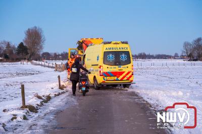 Bergingsbedrijf Stouwdam liert ambulance weer op de Oude Zeeweg in Doornspijk. - © NWVFoto.nl