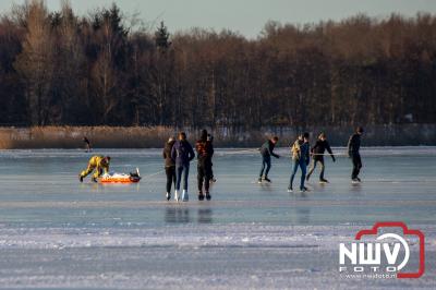 Hulpdiensten moeten persoon van het ijs halen met redbrancard, na ongeval met ijszeiler op het Veluwemeer boven Doornspijk. - © NWVFoto.nl