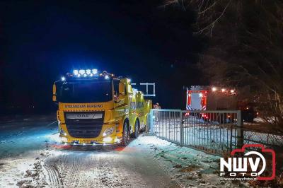 Een brandweervoertuig van Nunspeet kon niet meer uit een weiland komen, na hulpverlening brand caravan Oude Zeeweg Doornspijk. - © NWVFoto.nl