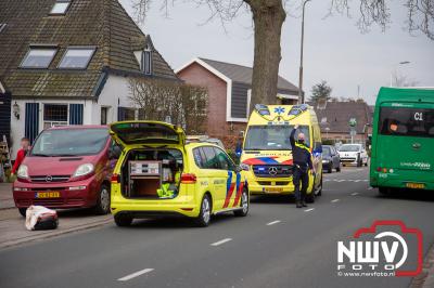 Automobilisten bieden eerste hulp bij onwel geworden dame in Doornspijk - © NWVFoto.nl