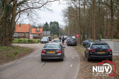 Bezoekers parkeren massaal langs de Bovenweg in Doornspijk na het inrijverbod naar Zandverstuiving. - © NWVFoto.nl