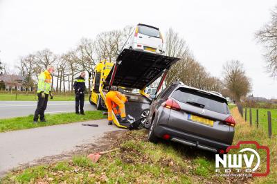 Voorgesorteerde auto wordt van achteren aangereden, auto belandt gedeeltelijk in sloot naast Zuiderzeestraatweg Doornspijk. - © NWVFoto.nl