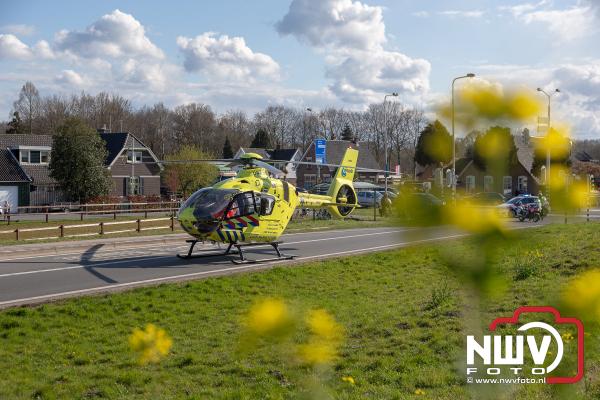 Traumahelikopter landt bij A28 Wezep voor aanrijding op de Oude Dijk Oldebroek  - © NWVFoto.nl
